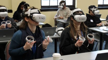 学生们利用虚拟现实技术爬上海上风力涡轮机